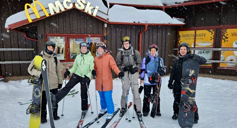 Groepsfoto skien en snowboarden Groepsfoto skien en snowboarden